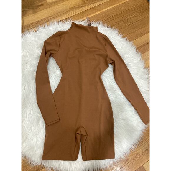SKIMS Size Small ALL-IN-ONE LONG SLEEVE MID THIGH ONESIE CARAMEL NWT Jumpsuit - Picture 5 of 7